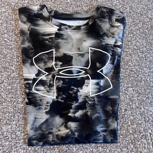 Under Armour Gray and Black Patterned Tee
